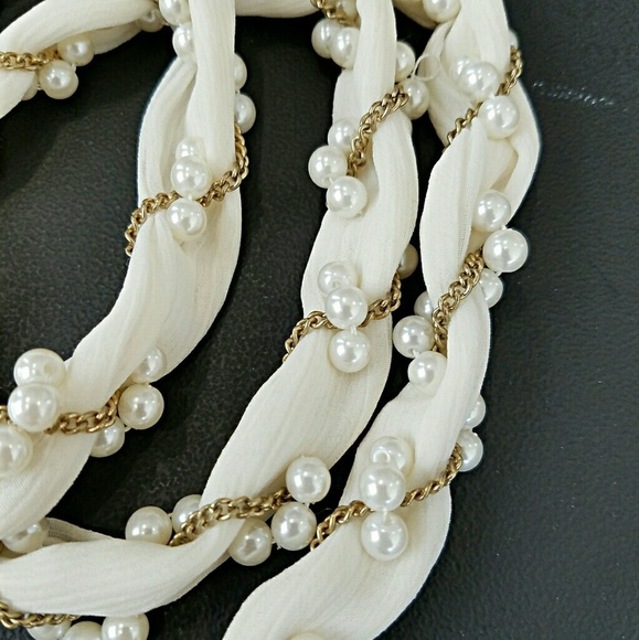 Forever 21 Gold/pearl necklace - Picture 2 of 2